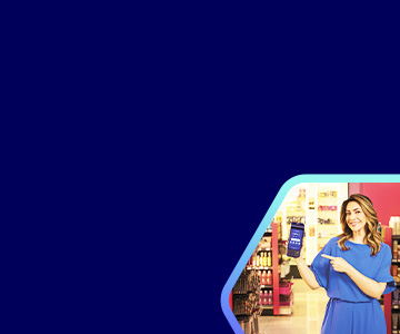 cris silva segurando e apontando para a maquininha vero